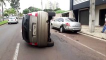 Carro tomba após colisão na Avenida Brasil, no Coqueiral