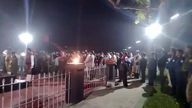 শহীদ মিনারে পুষ্পস্তবক অর্পণ করছেন ভিসি স্যার