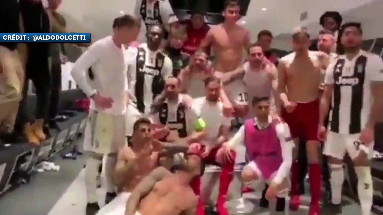 Quand le vestiaire de la Juve attend CR7 pour la photo de la victoire
