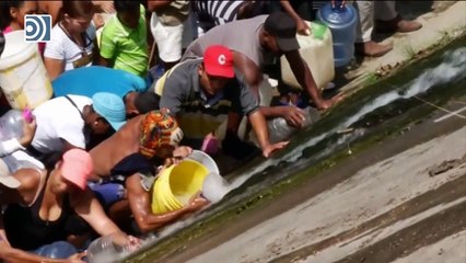 La desesperación obliga a los venezolanos a buscar agua en el contaminado río Guaire