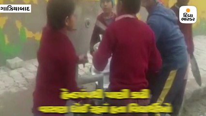 સરકારી શાળામાં પ્રાઈમરી ટીચરે બાળકો પાસે વાસણ ધોવરાવ્યાં