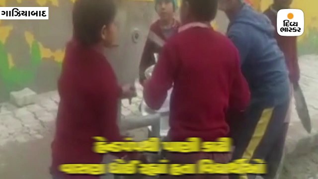 સરકારી શાળામાં પ્રાઈમરી ટીચરે બાળકો પાસે વાસણ ધોવરાવ્યાં