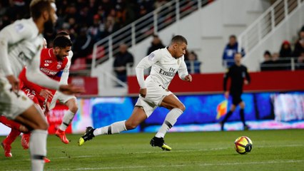 Dijon FCO v Paris Saint-Germain: Kylian Mbappé skills