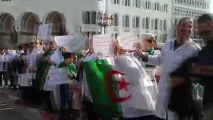 ألف شخص بين طلاب ومدرسين يتظاهرون وسط العاصمة الجزائرية