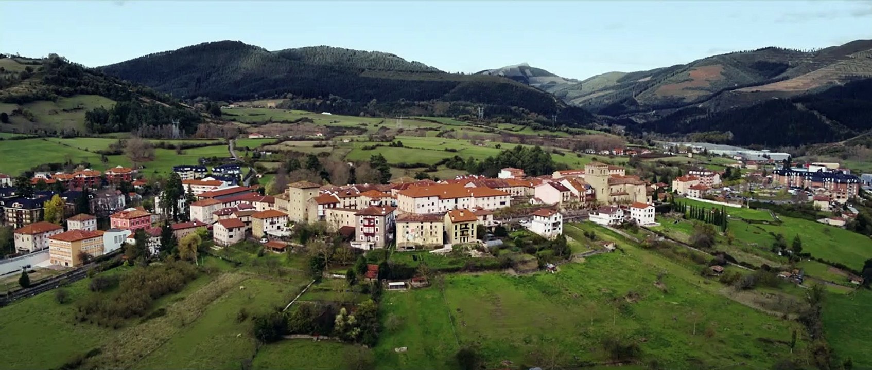 Tráiler "La pequeña Suiza", dirigida por Kepa Sojo y protagonizada por Maggie Civantos, Jon Plazaola, Ingrid García-Jonsson, Secun de la Rosa, Enrique Villén y Ramón Barea.