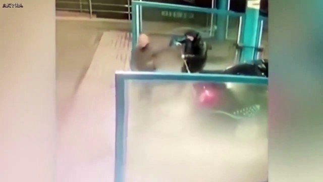 Il n'en peut plus que sa copine lui crie dessus et la calme d'une façon tellement drôle