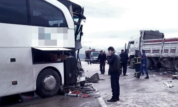 Yolcu otobüsü kamyonla çarpıştı: Çok sayıda yaralı var