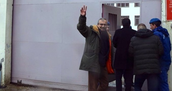 Sırrı Süreyya Önder, Cezaevinde İğne İpliğe Döndü