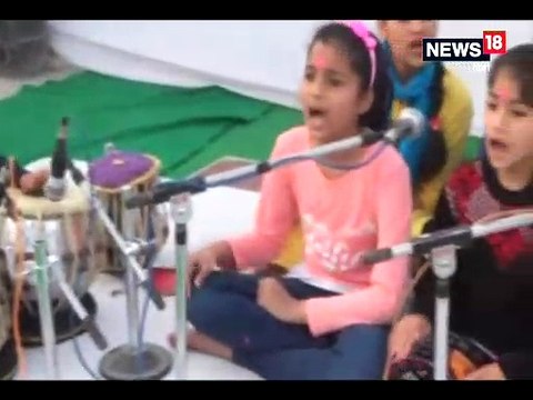 होली मिलन कार्यक्रम में बैठकी होली के गीत गाकर उत्साहित नजर आए बच्चे