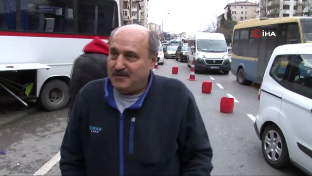 Kaza yapan servis sürücüsü hızını alamadı oto galerideki araçların arasına daldı