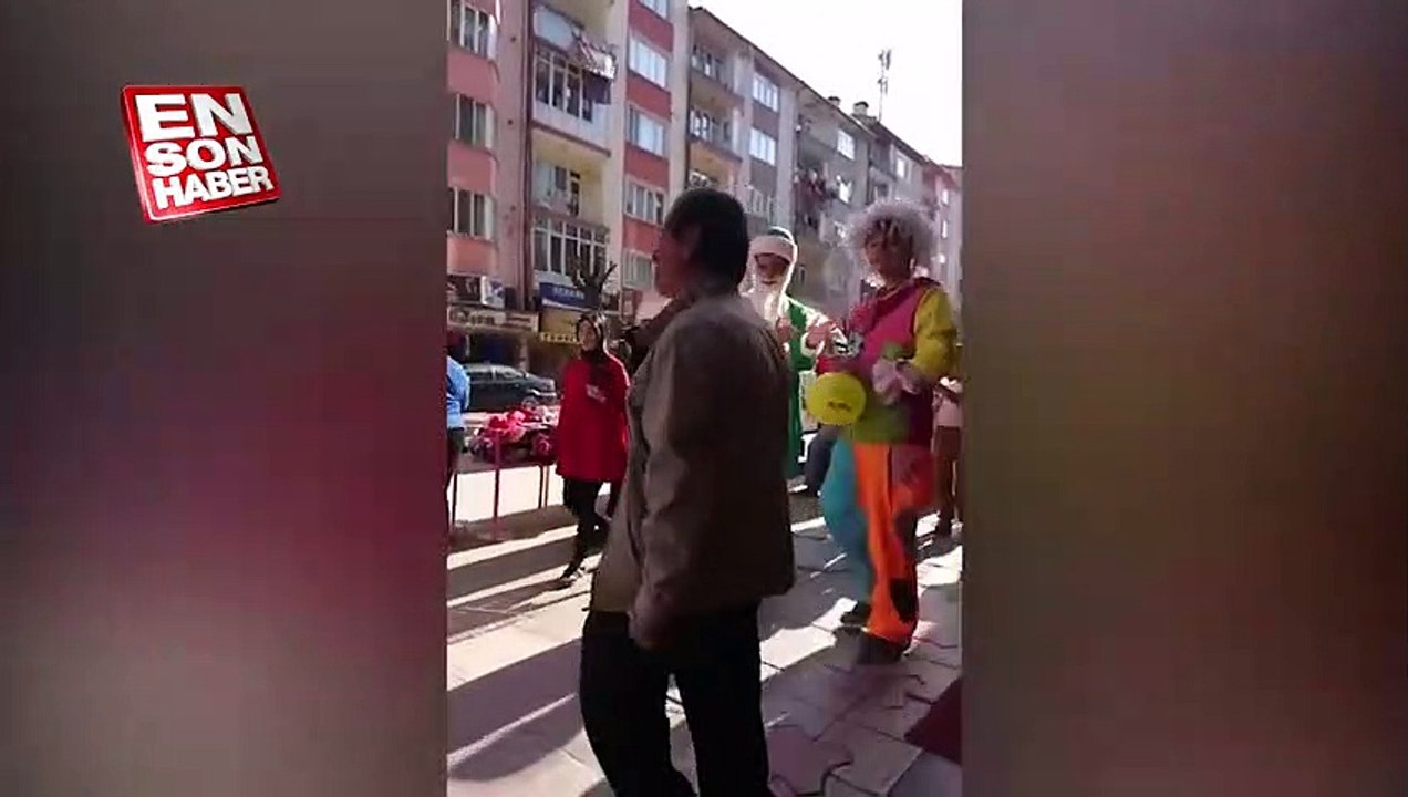 Müziğin ritmine kendini kaptıran dayı