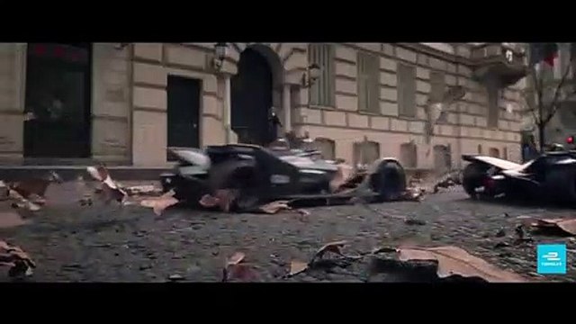 Une course en ville de voitures RC dans une publicité pour la Formule E