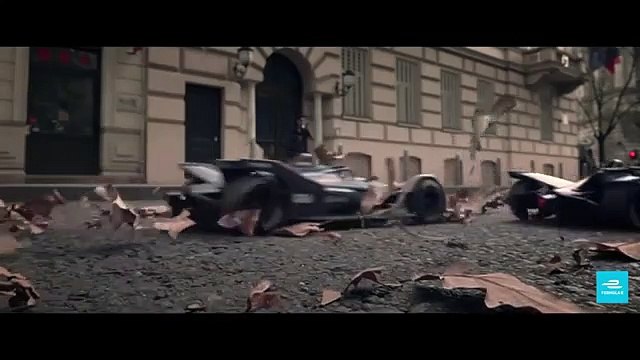 Une course en ville de voitures RC dans une publicité pour la Formule E