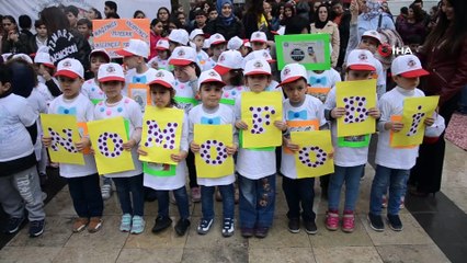 Teknoloji bağımlılığa dikkat çekmek için gözlerini mor renge boyadılar