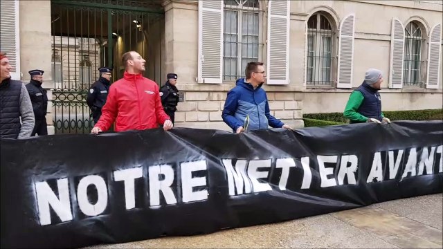 Bar-le-Duc : Opération des Jeunes agriculteurs et de la FDSEA devant la préfecture de la Meuse