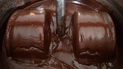 فيديو: دراجة هوائية تطحن حبوب الكاكاو لتصنيع الشوكولاتة في ساحل العاج