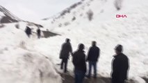 Bingöl Karlıova'da Karayoluna Çığ Düştü; 30'a Yakın Araç Mahsur Kaldı