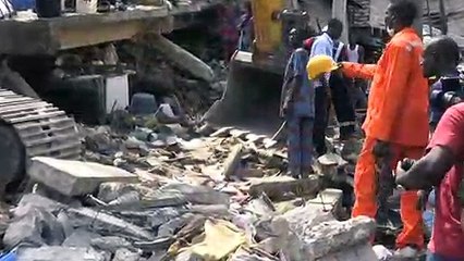 "10 أطفال على الأقل" عالقون تحت انقاض مبنى تعرض للانهيار في لاغوس