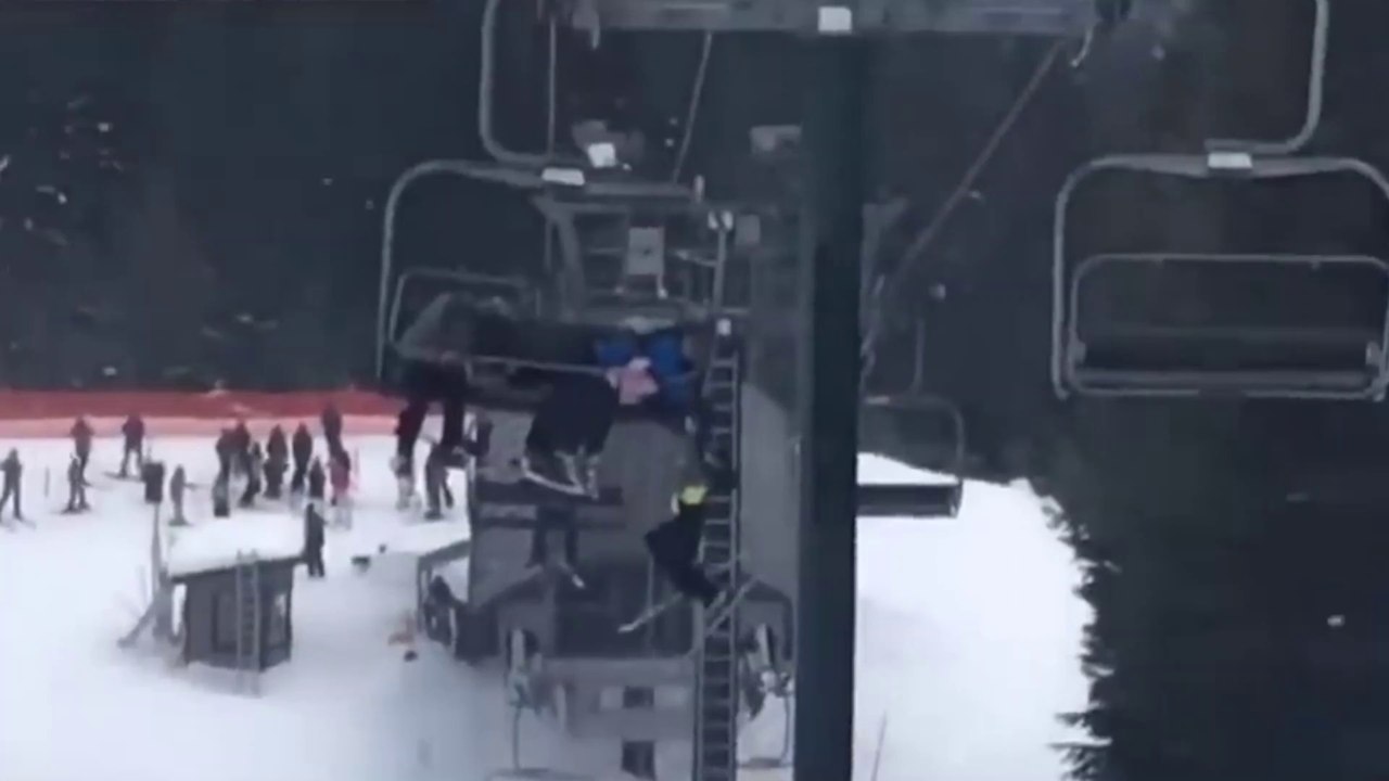 Un petit garçon, suspendu au-dessus du vide sur un télésiège, est sauvé par un groupe d’adolescents