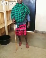 Il vole de la viande cachée dans ses vêtements !