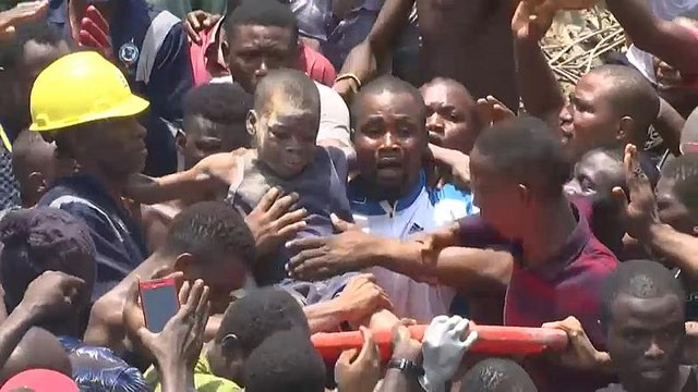 Под обломками школы в Нигерии погребены более 100 человек