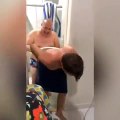 Il tente de faire une blague à son ami en mettant de la colle sur les toilettes.