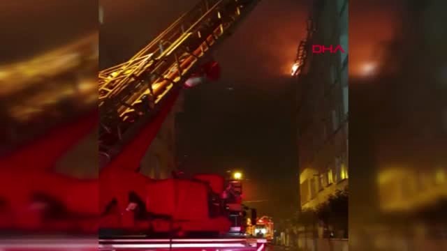 Dha İstanbul - Pendik'te Binanın Çatı Katı Alev Alev Yandı