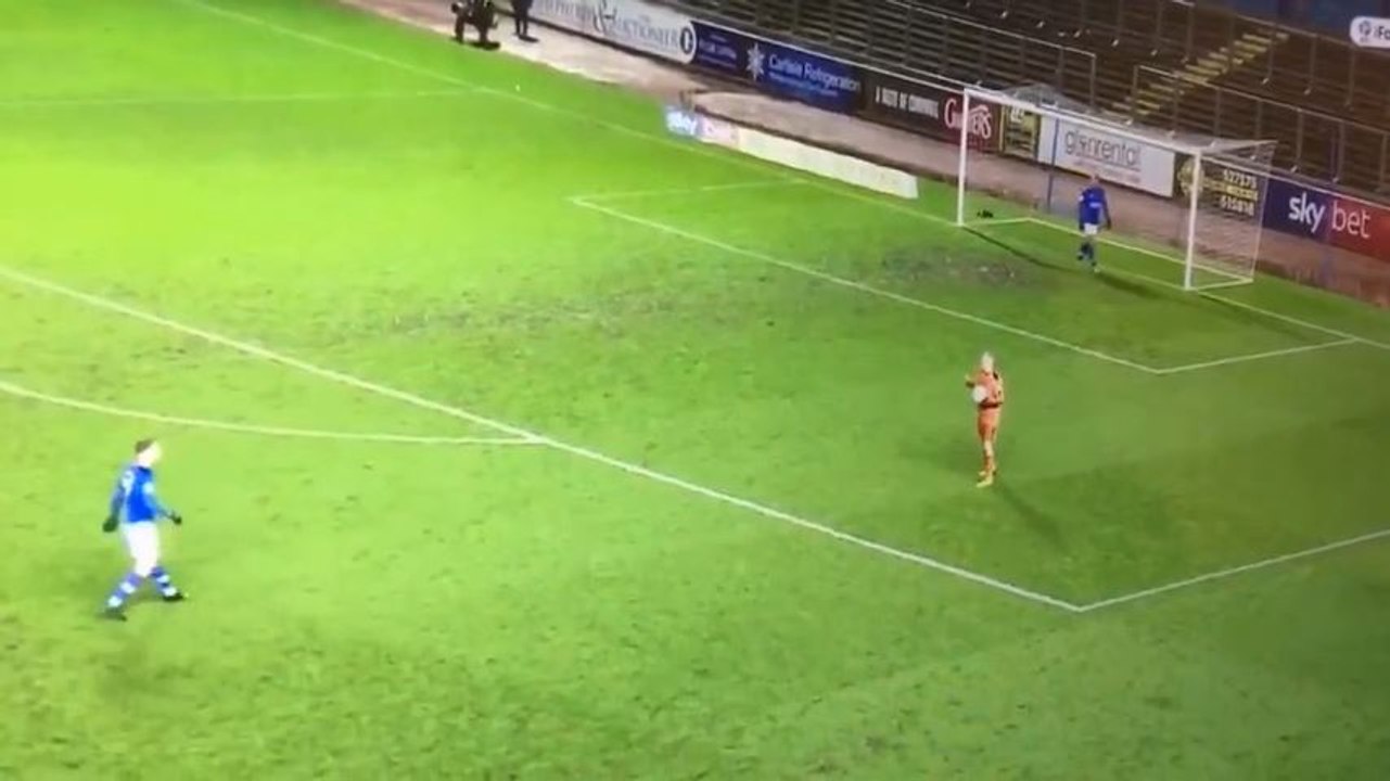 Un joueur de foot se fait discret derrière le gardien de but !