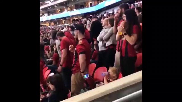 Ce papa a trouvé la façon d'occuper sa fille au stade