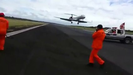 Quand un avion se pose sur une piste alors que des ouvriers sont en train de travailler