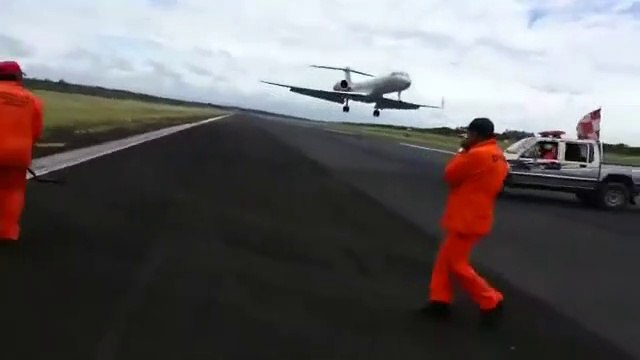 Quand un avion se pose sur une piste alors que des ouvriers sont en train de travailler
