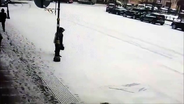 Triple chute sur la Place du Manège (Moscou)