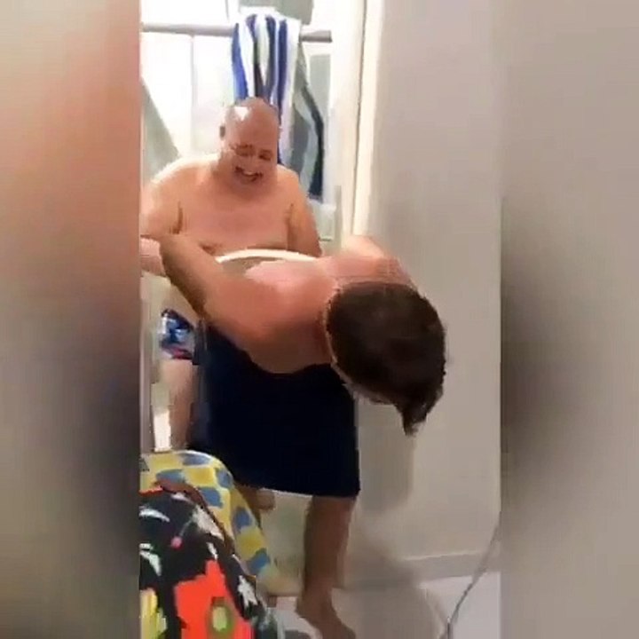 Il colle son ami sur la cuvette des toilettes et ça fini aux urgences