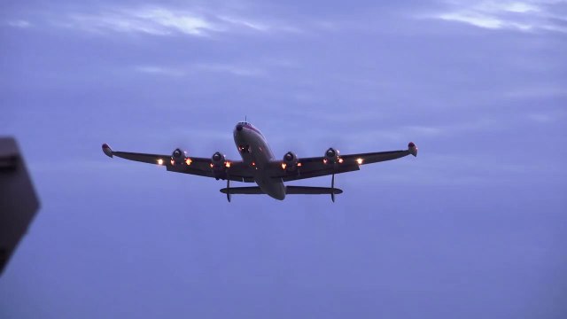 Un avion décolle alors qu'il a ses réacteurs en feu... Normal???