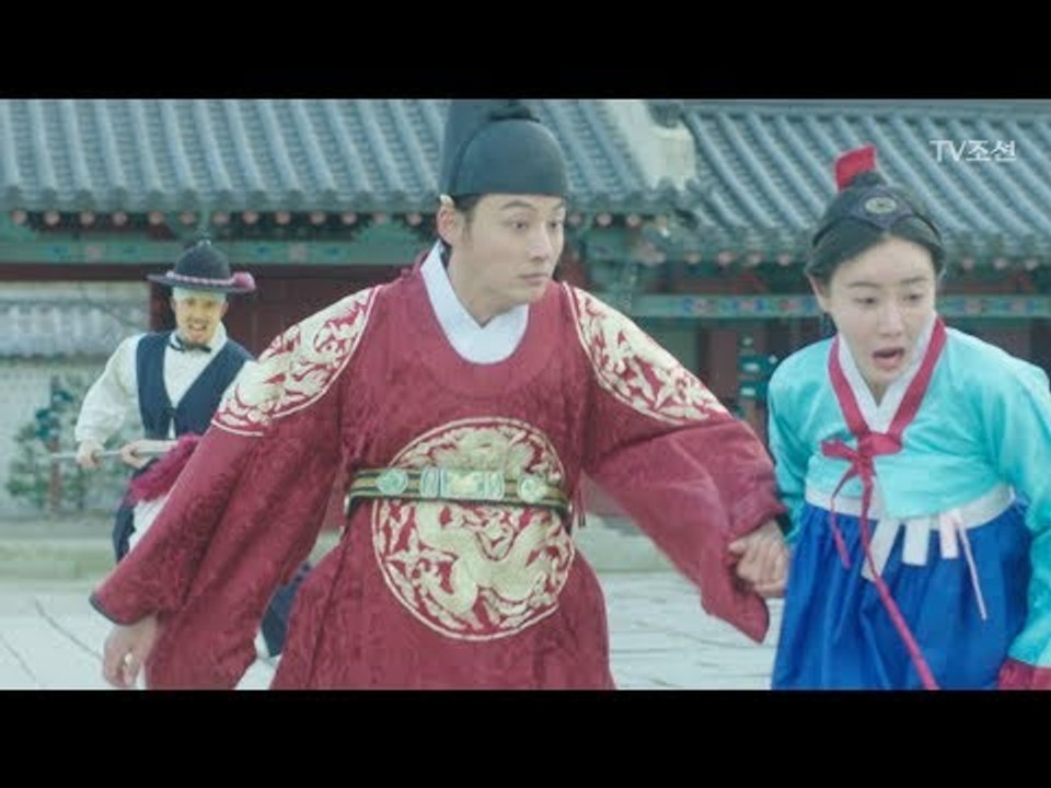 결국 윤시윤을 향해 창 들고 쫓아오는 줄리안! [너의 등짝에 스매싱 44회] 2018...