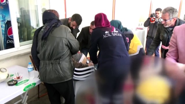 Aranan zanlı yakalanacağını anlayınca aracın altına girip boğazına bıçak dayadı