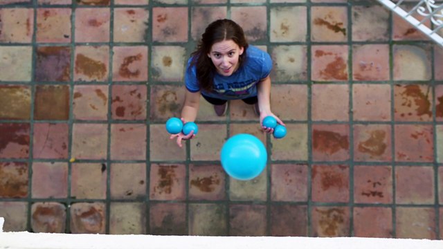Woman Juggles 5 Balls at Once