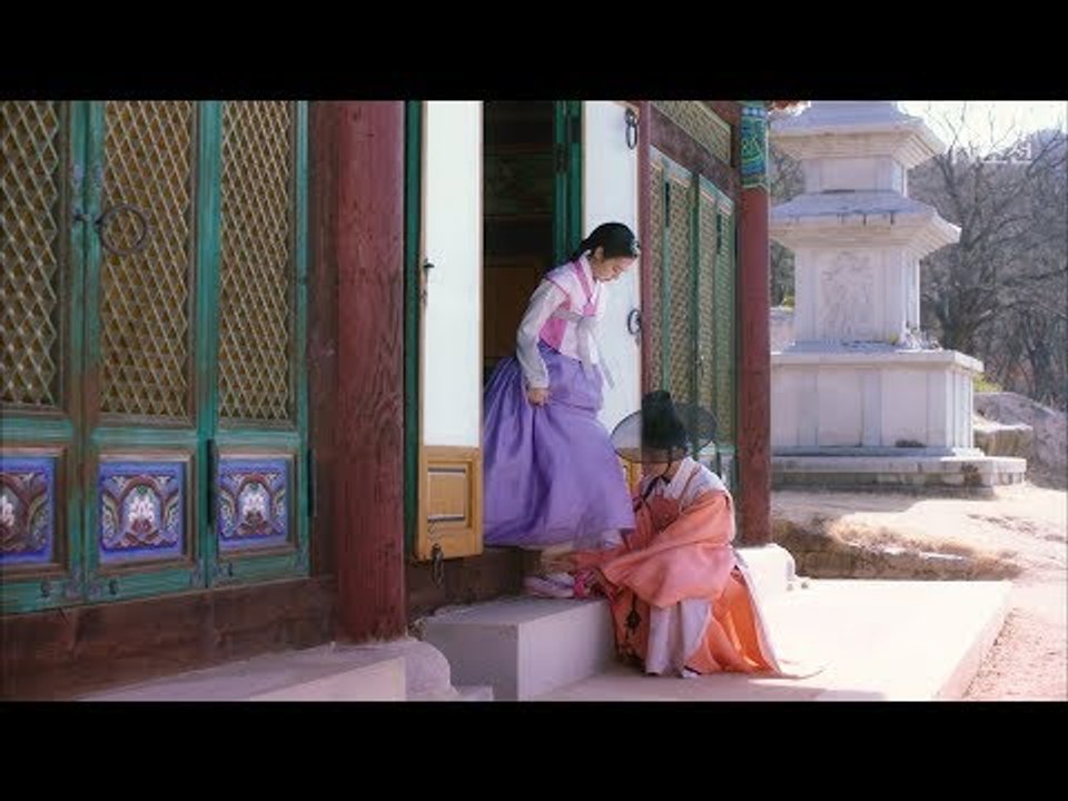 “괜찮습니다” 진세연에게 신을 신겨주는 윤시윤! [대군 – 사랑을 그리다 6회] 20180318