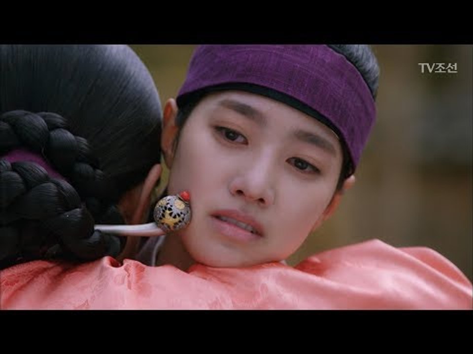 진세연을 껴안고 우는 김미경 “그 기억을 안고 어찌 살려고” [대군 – 사랑을 그리다...