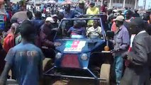 Un jeune mécanicien construit une voiture 