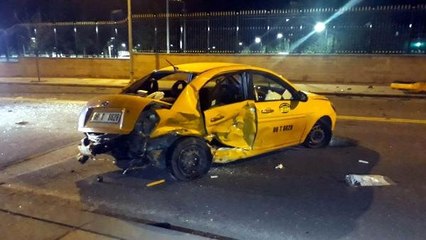 Lüks Otomobil Taksiye Çarptı: 1 Ölü