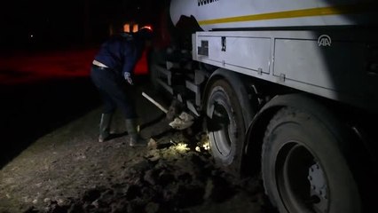 Çamura Saplanan İtfaiye Aracını Bırakıp Yangına Koştular