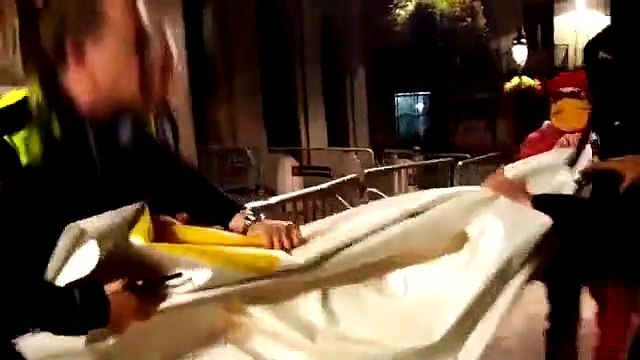 La policía de Colau impide quitar los lazos amarillos de la fachada del Ayuntamiento