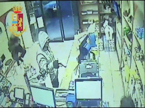 Puglia: rapina a mano armata in una tabaccheria del centro. Grazie alle telecamere viene riconosciuto e arrestato - video