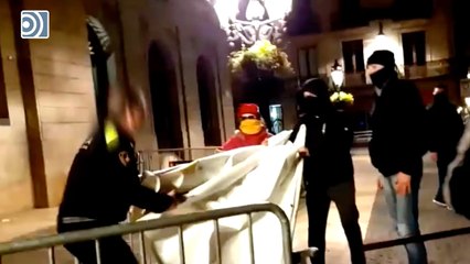 Un grupo de ciudadanos y la Guardia Urbana se enfrentan por la retirada sorpresa de una pancarta