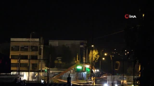 İzmir'de Göçük Altında Kalan İşçileri Kurtarma Çalışmaları Sürüyor