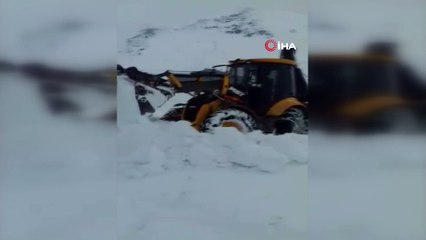 İran sınırında karla mücadele çalışması