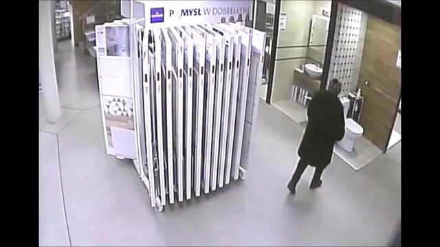 Une femme fait ses besoins dans les toilettes d'exposition d'un magasin