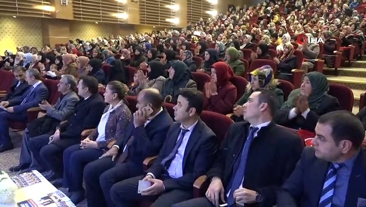 Şahinbey'de okuma-yazma öğrenen kadınlar sertifikalarını aldı