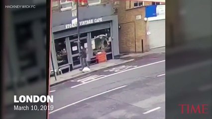 Un piéton échappe à une chute de toit en briques (Londres)